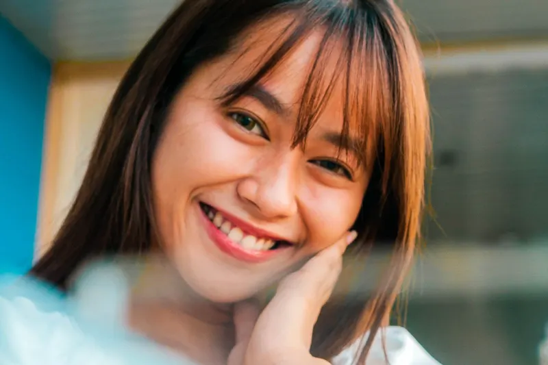 Cô gái mỉm cười, lộ hàm răng khỏe