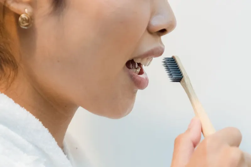 Người phụ nữ chuẩn bị chải răng